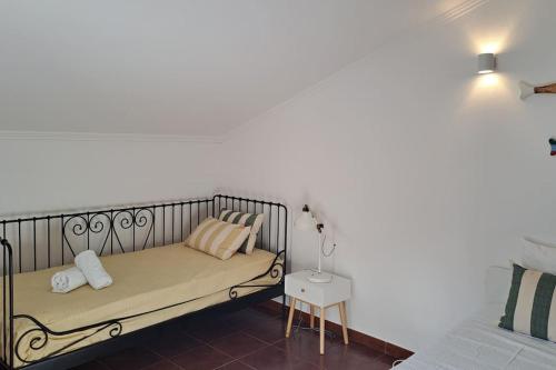 una camera con un letto e un tavolino con una lampada di Casa Melides a Melides