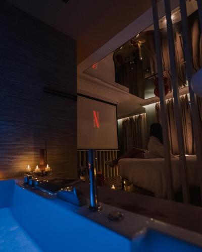 Cette chambre comprend un canapé et une table avec un miroir. dans l'établissement DISNEY MOOD BY WELOVEYOU®, à Bailly-Romainvilliers