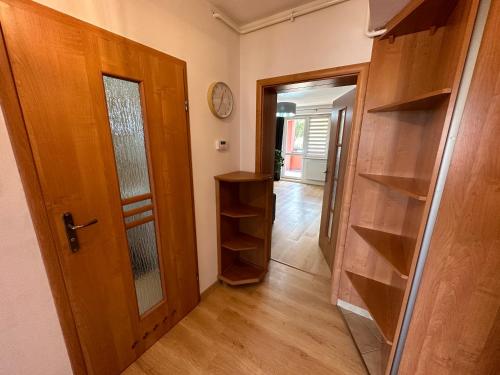 un pasillo con puerta y una habitación con estanterías en Apartament #RODZINNY en Rzeszów
