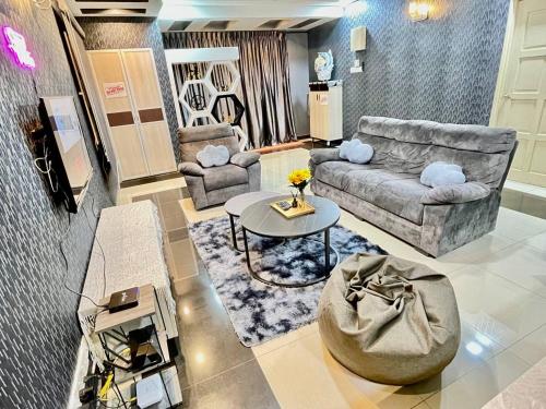 een woonkamer met een bank en een tafel bij Goodvibes#HomeNearSenaiAirport#Aeon#IOI in Kulai