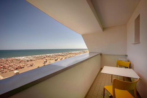 a room with a view of the beach at Hotel Parigi in Caorle