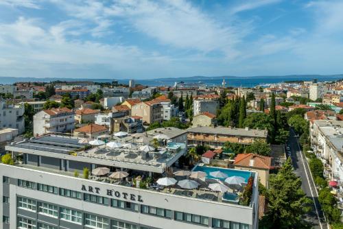 une vue aérienne sur une ville avec des bâtiments dans l'établissement Art Hotel, à Split