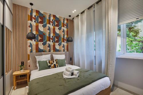 un dormitorio con una cama con un animal de peluche en Apartment Montmartre by Studio prestige, en París