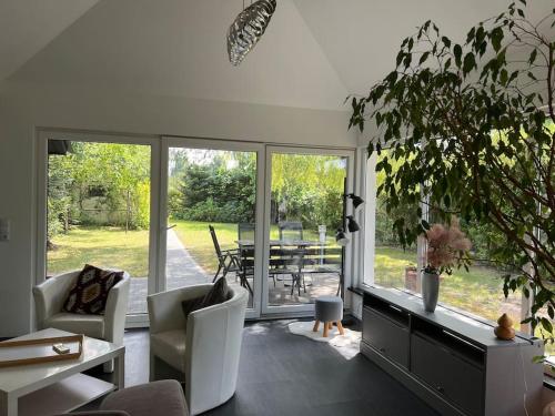 uma sala de estar com uma grande janela e uma mesa em Charming country house and garden 
