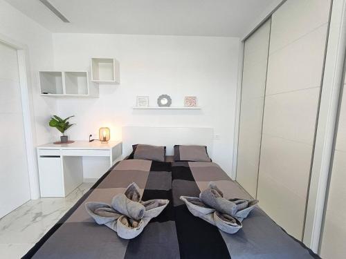1 dormitorio con 1 cama con 2 almohadas en Neubauvilla mit Pool Los Montesinos, en Los Montesinos