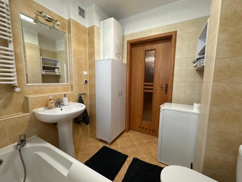 y baño con lavabo, bañera y aseo. en Apartament #RODZINNY en Rzeszów