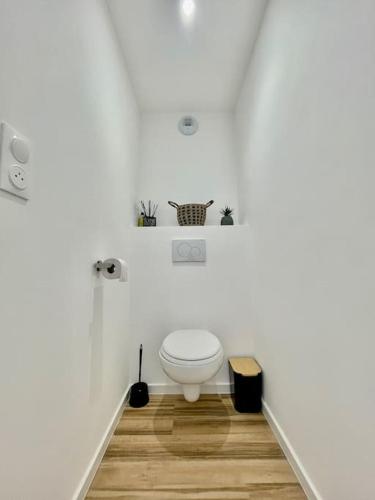 La salle de bains blanche est pourvue de toilettes. dans l'établissement PGH N14 - 200m de la Plage avec Parking Privé, à La Grande Motte