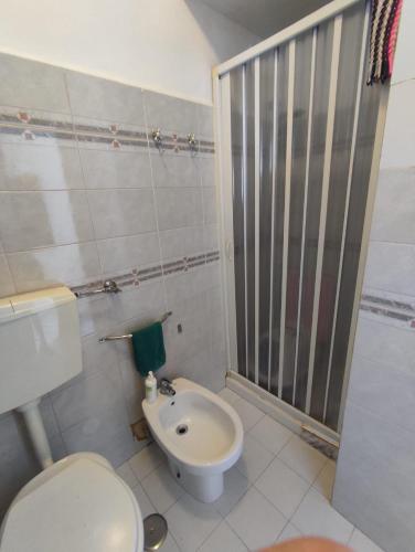 een badkamer met een toilet, een wastafel en een douche bij Spalato 7 HOWME in Bari