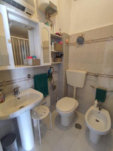 een badkamer met een wastafel en een toilet bij Spalato 7 HOWME in Bari