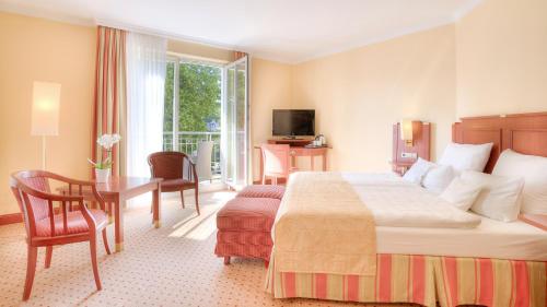 Postel nebo postele na pokoji v ubytování Hotel zur Post - ein Rovell Hotel