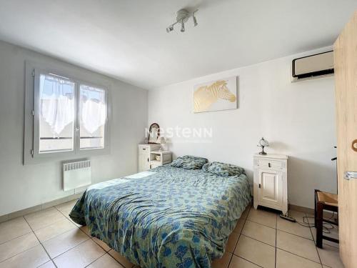 1 dormitorio con cama, escritorio y ventana en 2948-Maison 8 couchages 600m de la mer en Saint-Cyprien