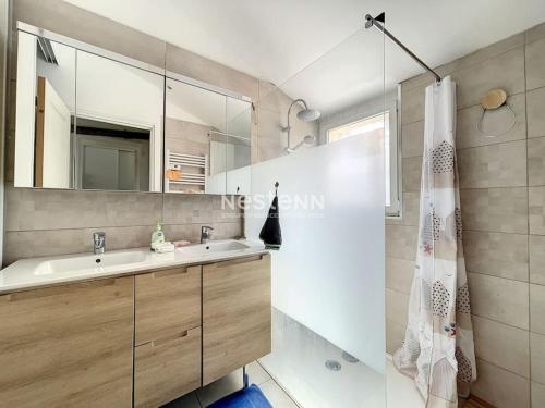 een badkamer met een wastafel en een spiegel bij 2948-Maison 8 couchages 600m de la mer in Saint-Cyprien