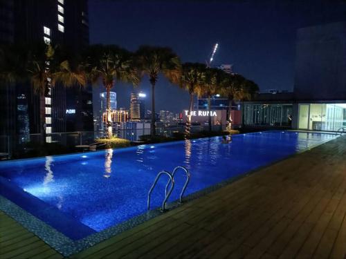 The swimming pool at or close to Lovely 3 Rooms with KLCC View, Pavilion & Netflix