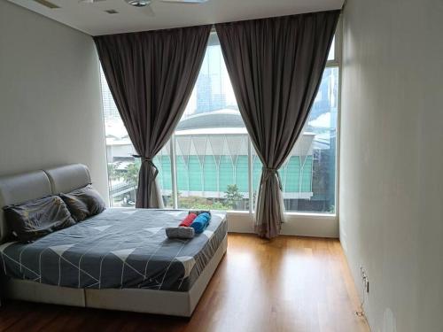 A bed or beds in a room at Lovely 3 Rooms with KLCC View, Pavilion & Netflix