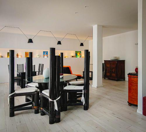 a dining room with a table and chairs at Casa di Marina, tra Etna e mare. in Gravina di Catania