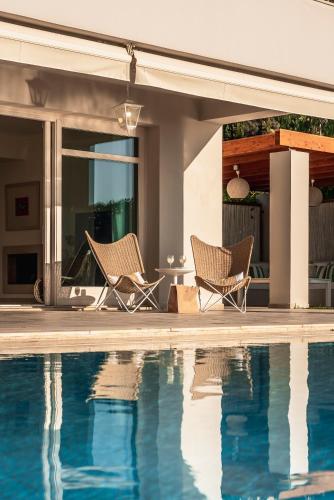 SK Place Luxury Seafront Villas Chaniaの敷地内または近くにあるプール