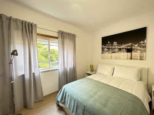 Caparica's Beach Apartment by Trip2Portugal tesisinde bir odada yatak veya yataklar