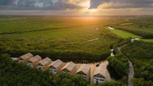 una vista aérea de un complejo con un río y árboles en Banyan Tree Mayakoba, en Playa del Carmen