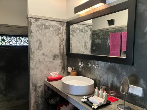 bagno con lavandino e specchio di Villa Don Hendrick (Adult Only) a Tangalle