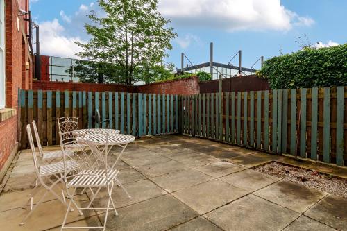 County House Escape - courtyard & free parking photo 11