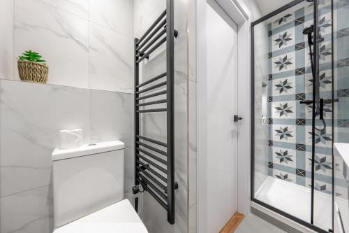 een badkamer met een douche en een wastafel bij 3 West London Brand New Loft in Londen