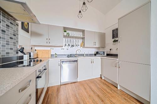 County House Escape - courtyard & free parking photo 3