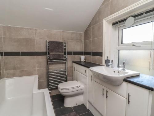 ein Badezimmer mit einem weißen WC und einem Waschbecken in der Unterkunft 3 Glendowne Terrace in Harrogate