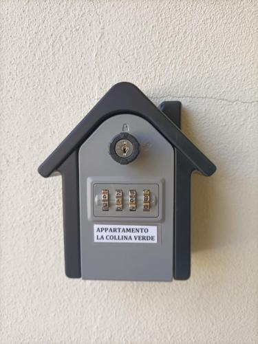 a house shaped electrical outlet on a wall at Appartamento La collina verde in Penne
