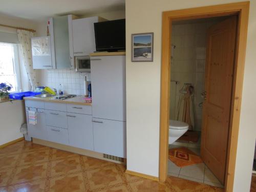cocina con lavabo y aseo en una habitación en Gästehaus Reisacher - Mehrbettzimmer, en Peiting