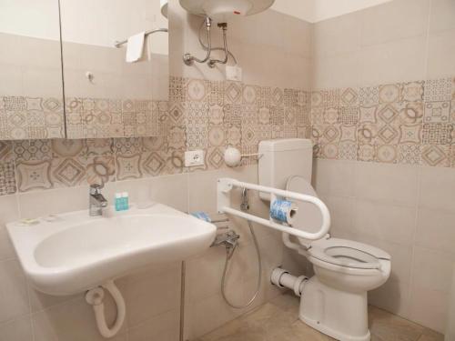 a bathroom with a sink and a toilet at Trilocale vicino al mare in Piombino