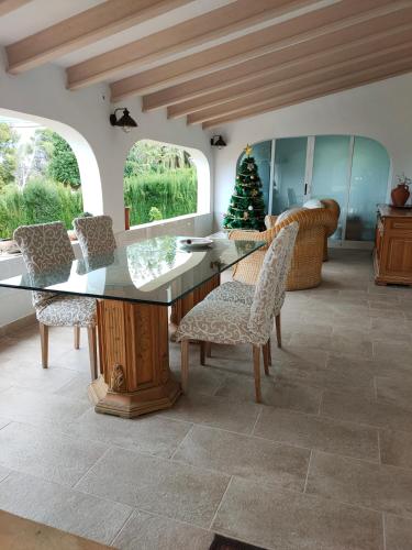 a dining room with a table and chairs at "VILLA VISTA JAVEA" - Habitaciones vacacionales in Jávea