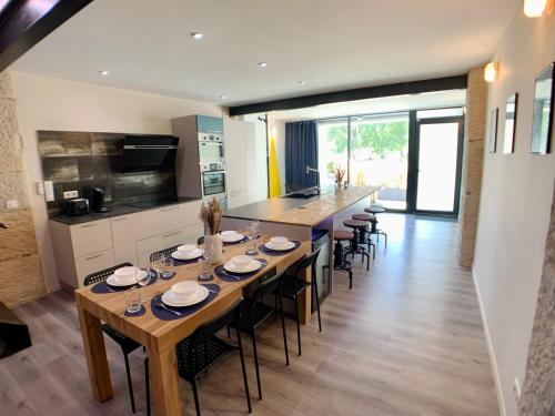 une salle à manger avec une grande table dans la cuisine dans l'établissement LOFT Gare Cité Gastronomique Dijon, à Dijon