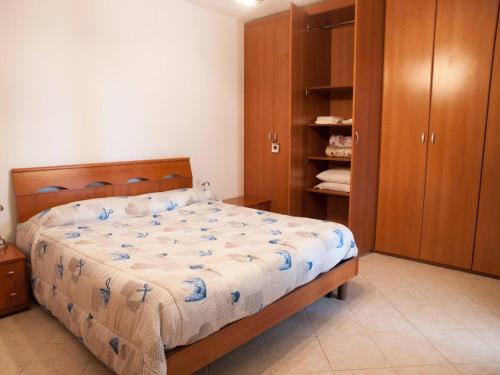 a bedroom with a bed and a closet at Appartamento vicino al mare in Piombino