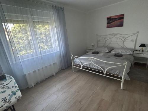 - une chambre avec un lit blanc et 2 fenêtres dans l'établissement Sea Touch Apartment, à Rijeka