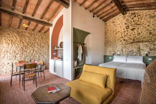 TognazzaAgriturismo Casalino18的房间里有一张床和一张桌子的卧室