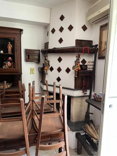 una habitación con un grupo de sillas y una pared en Casa-Pozzallo, en Pozzallo
