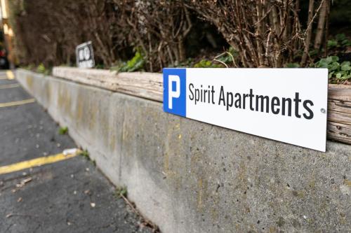 un cartello su un muro che legge appartamenti per parcheggi di Spirit Apartments - Neben dem Titlis - Parkplatz a Engelberg
