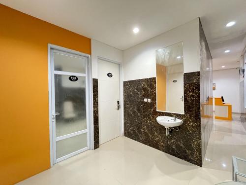 A bathroom at RedDoorz at Ring Road II Area Manado