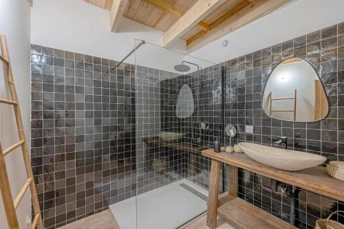 une salle de bain avec un lavabo et un miroir dans l'établissement Rose Thé - Maison de village dans le Lubéron, à Robion