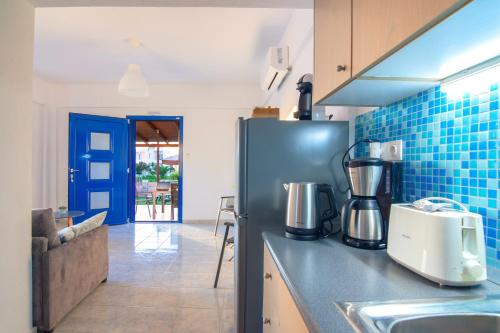 una cocina con encimera y licuadora. en Blue Breeze, en Milatos