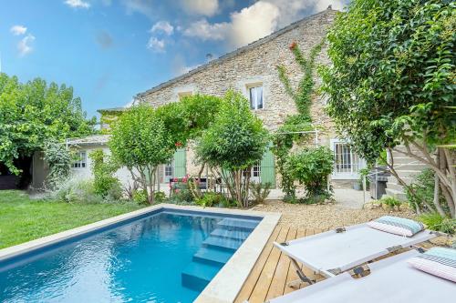 une vue extérieure d'une maison avec piscine dans l'établissement Rose Thé - Maison de village dans le Lubéron, à Robion