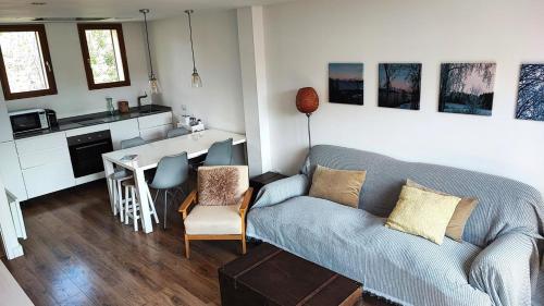 sala de estar con sofá y cocina en Casa con jardín cerca de Llívia, en Estavar