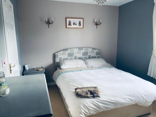 Un dormitorio con una cama y una mesa. en The Grange, en Admaston