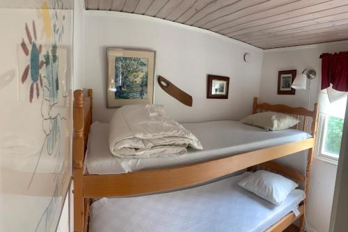 ein paar Etagenbetten in einem kleinen Zimmer in der Unterkunft Cozy and Private 3-Bed House with bath Roslagen in Herräng