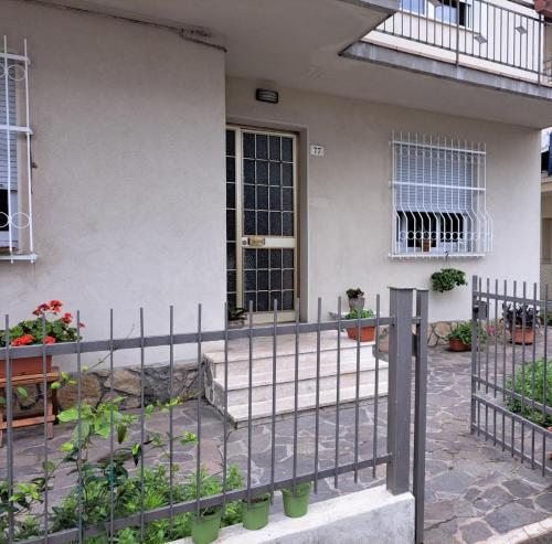 ein Zaun vor einem Haus mit Pflanzen in der Unterkunft Casa Gelsomino in Rimini
