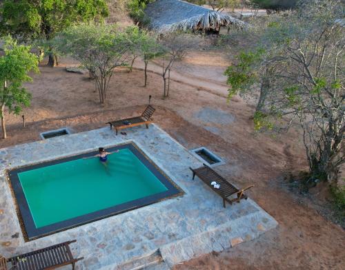 an overhead view of a swimming pool with two benches at Yakaduru - Yala in Yala