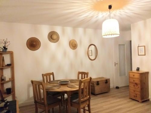 une salle à manger avec une table et des chaises dans l'établissement Sur les toits d'Orléans, à Orléans