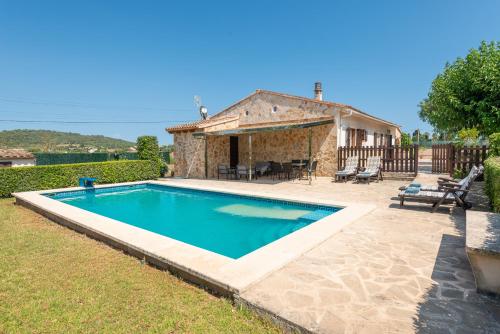 a swimming pool in front of a house at Vacaciones ideales en Villa Fernando con piscina! in Manacor