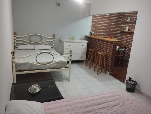 Agualva的住宿－Quarto Privado Grande Completo，一间卧室配有一张床,厨房配有桌子