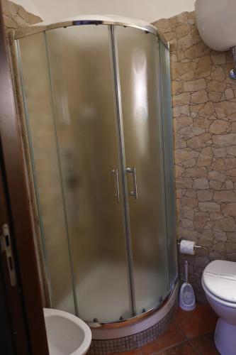 a shower stall in a bathroom with a toilet at Rabatè in Agrigento